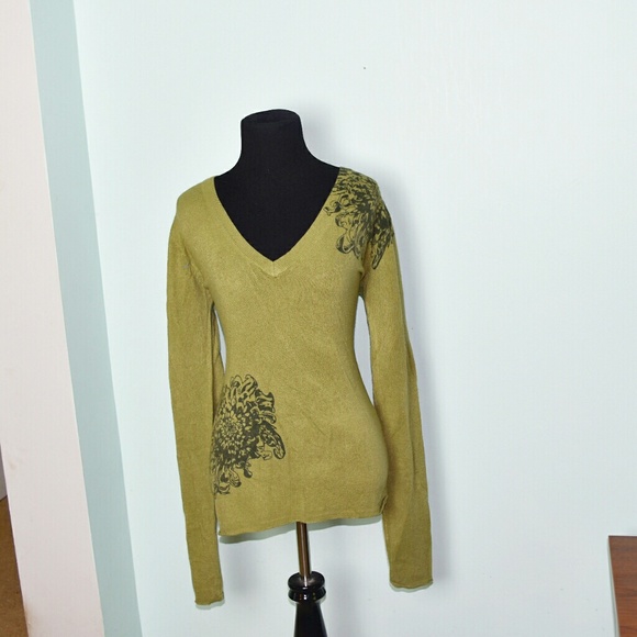 Tops - Super Cute Light Green and Black Print Top