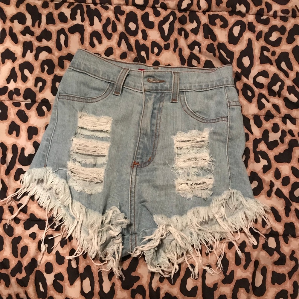 High waisted distressed light denim short