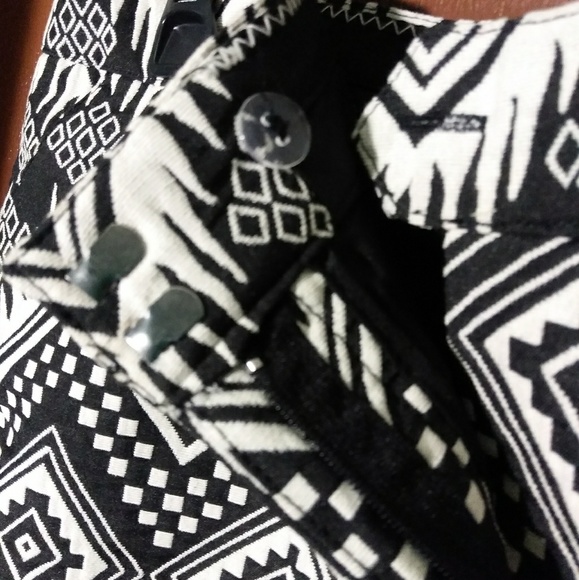 Aztec patterned shorts - Picture 2 of 3