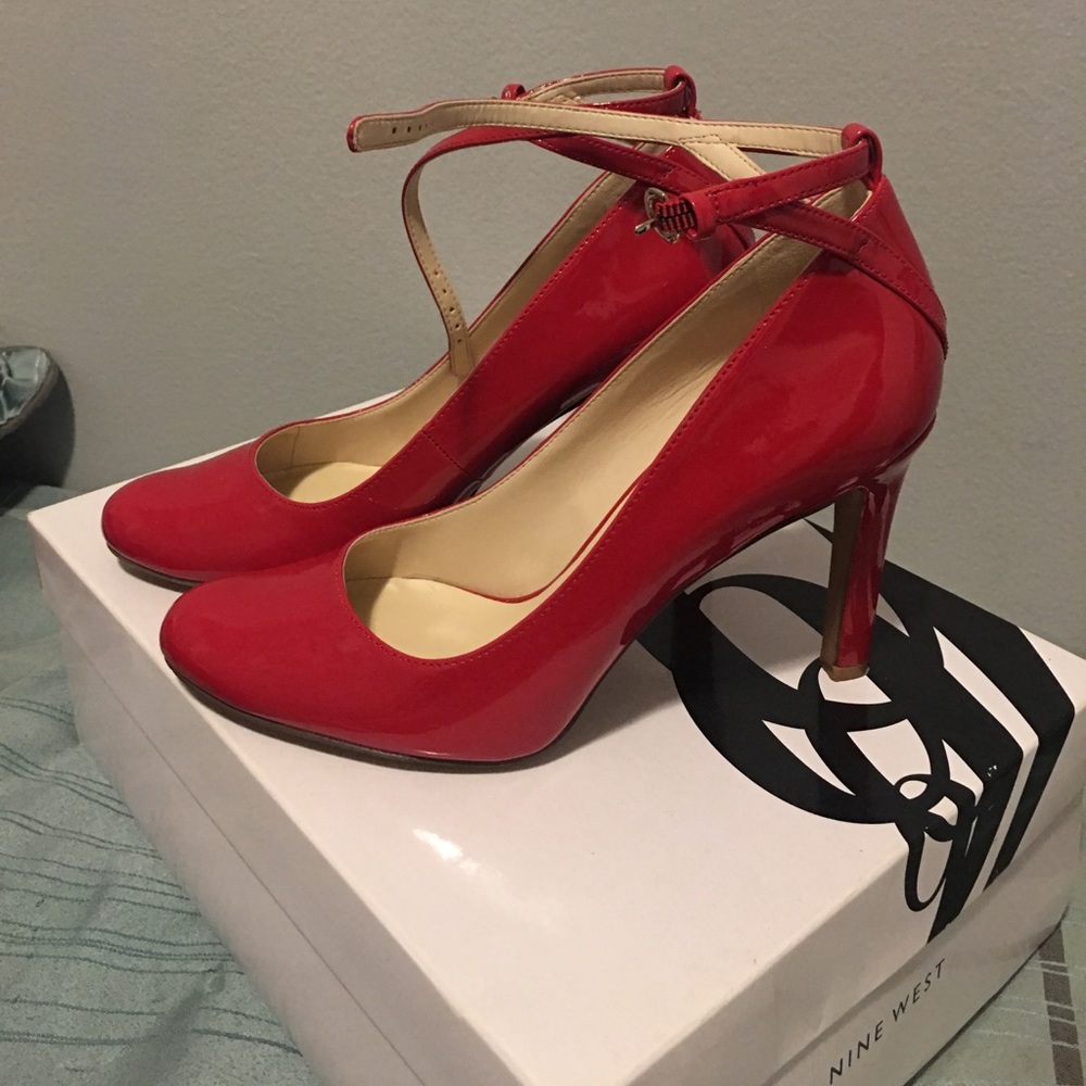 Red leather Pump.