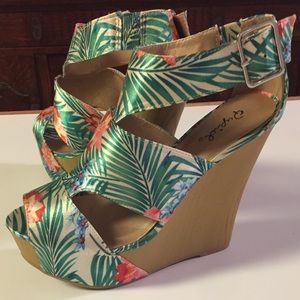 Qupid floral print wedges
