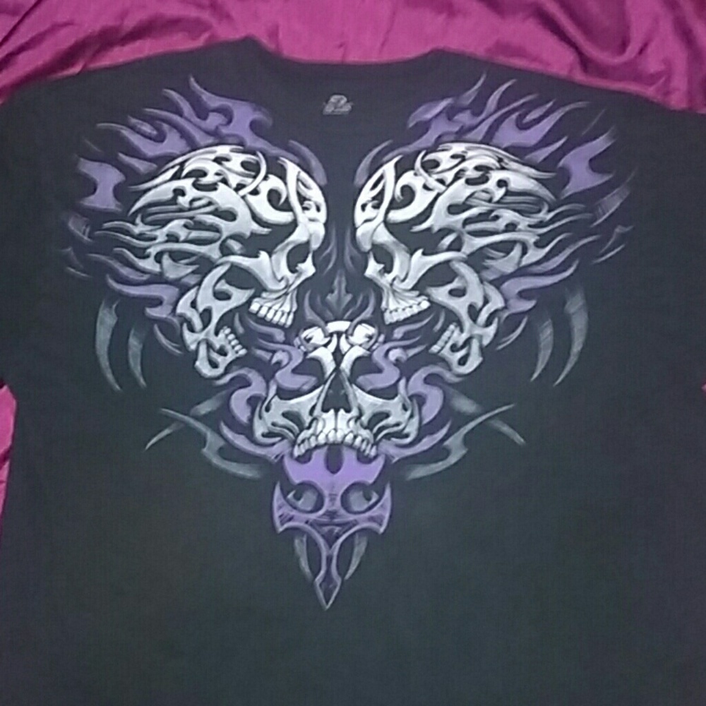T-shirt with skulls and purple tribal design