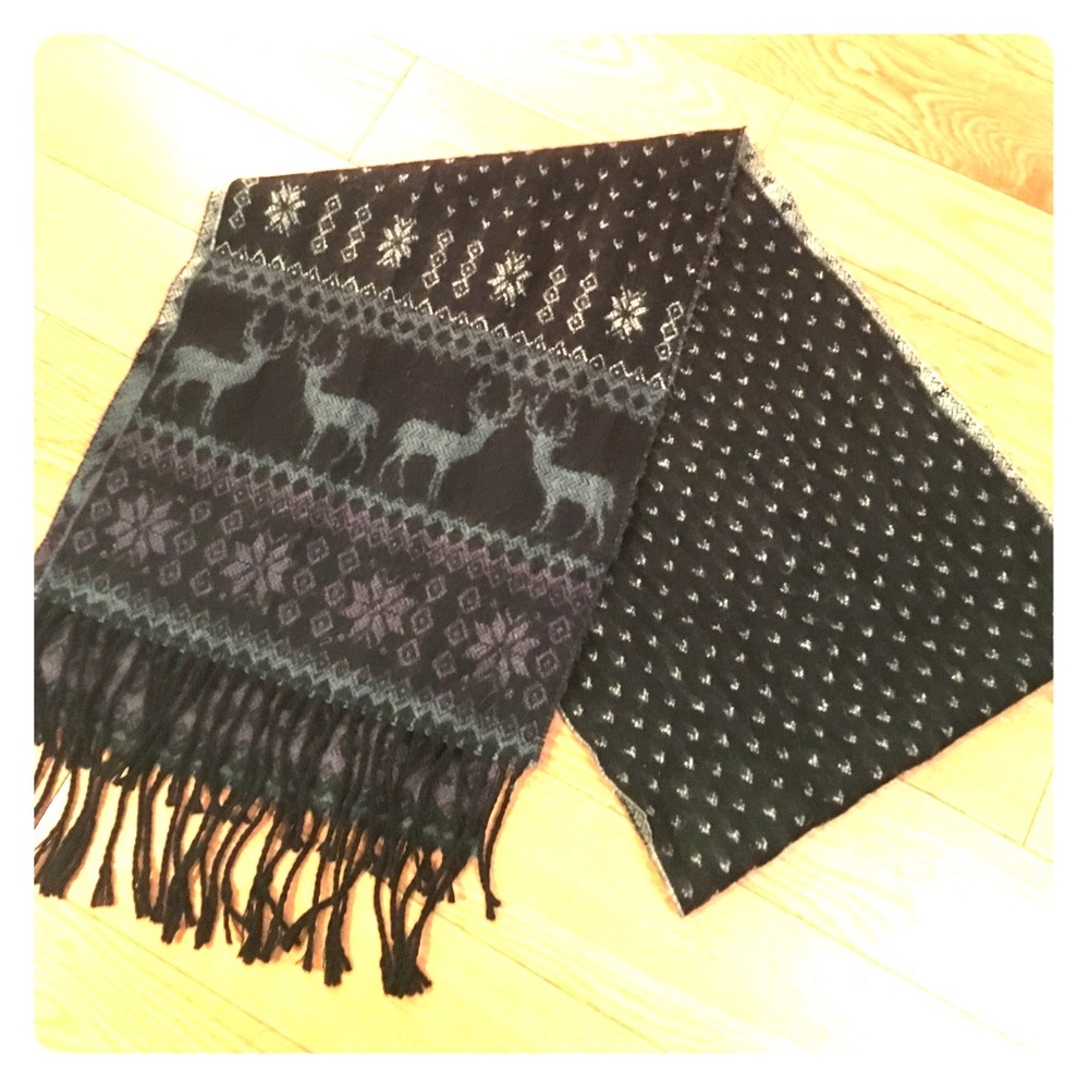 Reversible soft scarf