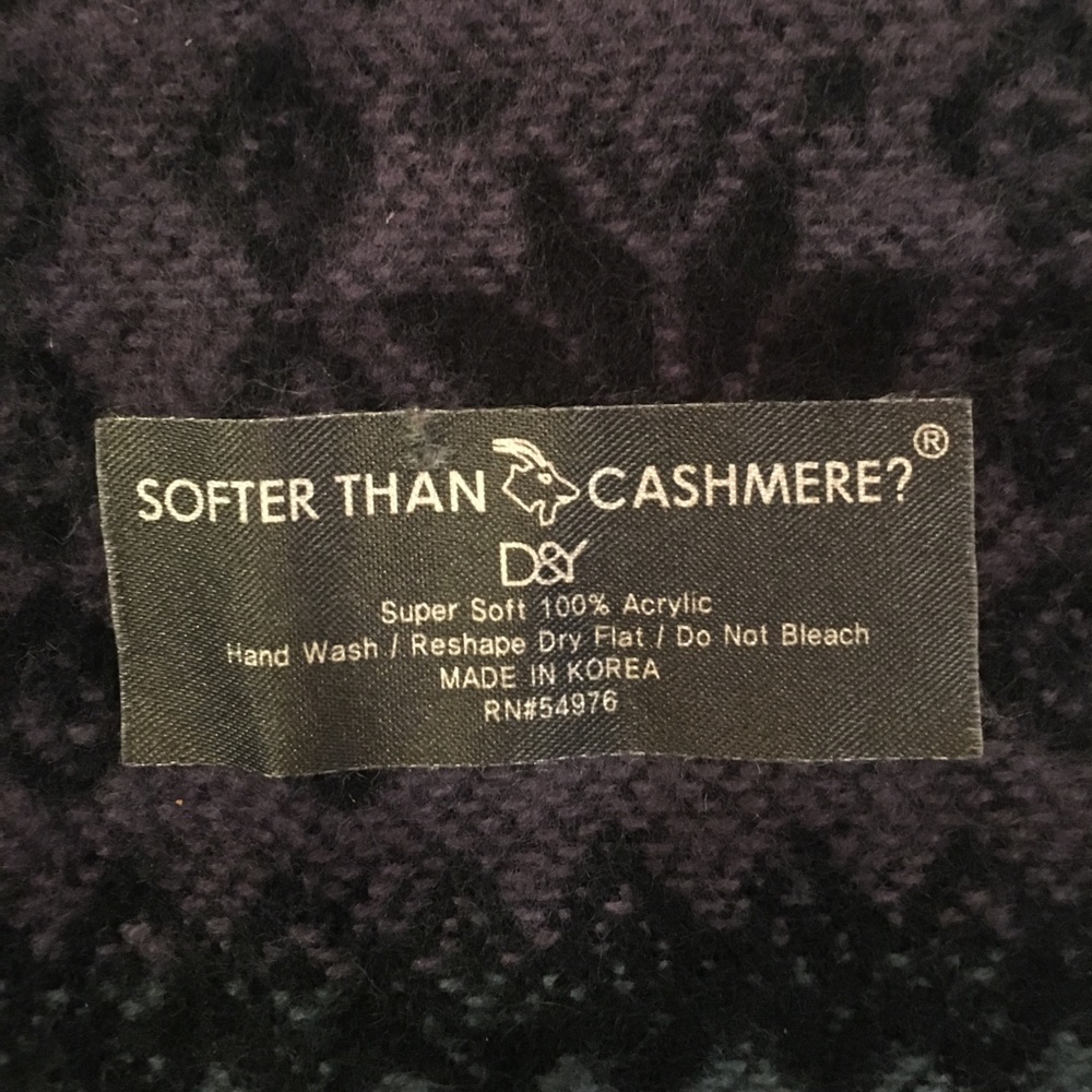 Reversible soft scarf - Picture 3 of 3