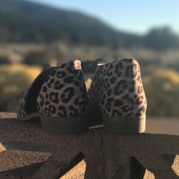 SIZE 6 << Leopard Print Cutout Shoes Booties >> - Picture 4 of 5