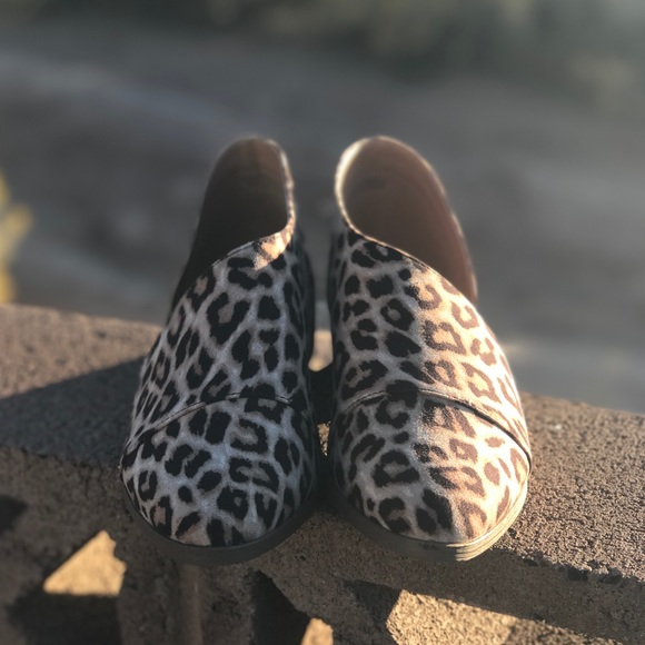 SIZE 6 << Leopard Print Cutout Shoes Booties >> - Picture 2 of 5