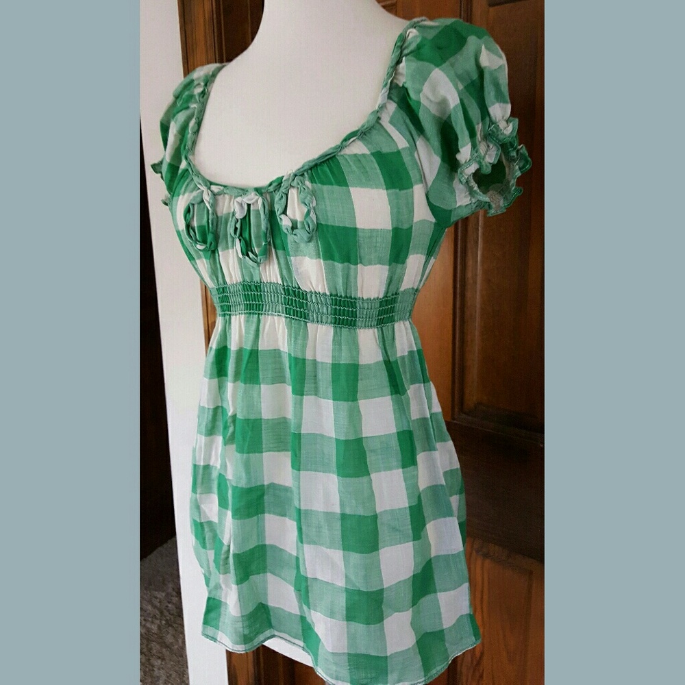 Super cute gingham top by Max Studio