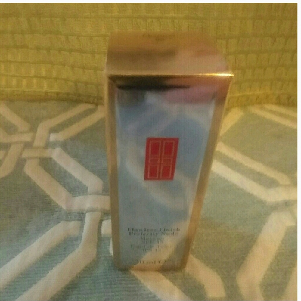 Elizabeth Arden FOUNDATION X2 bottles