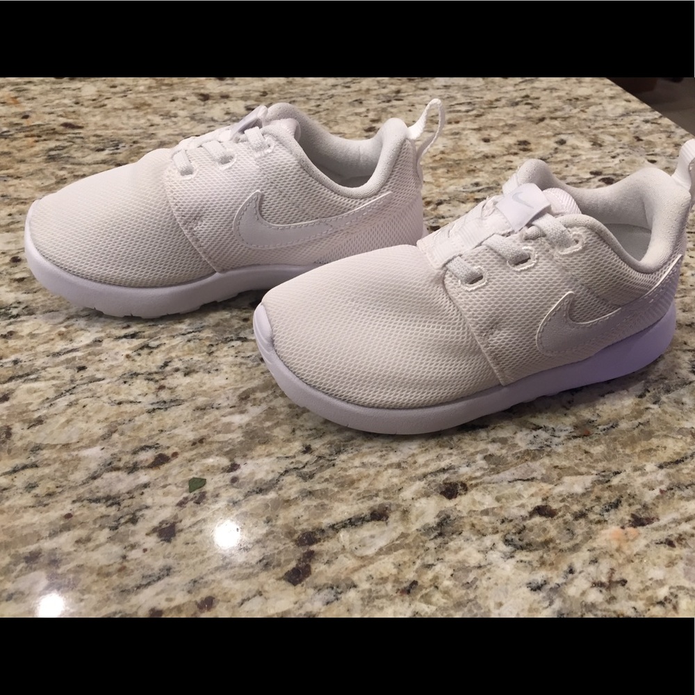 NWOT Nike Roshe Toddler Sneakers-SZ 10. All white!