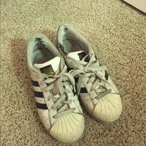 Adidas superstars.
