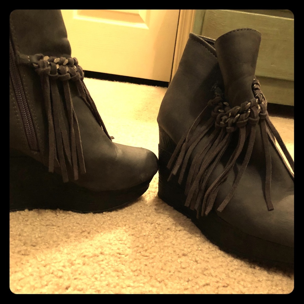 Sbicca charcoal wedges with tassels.