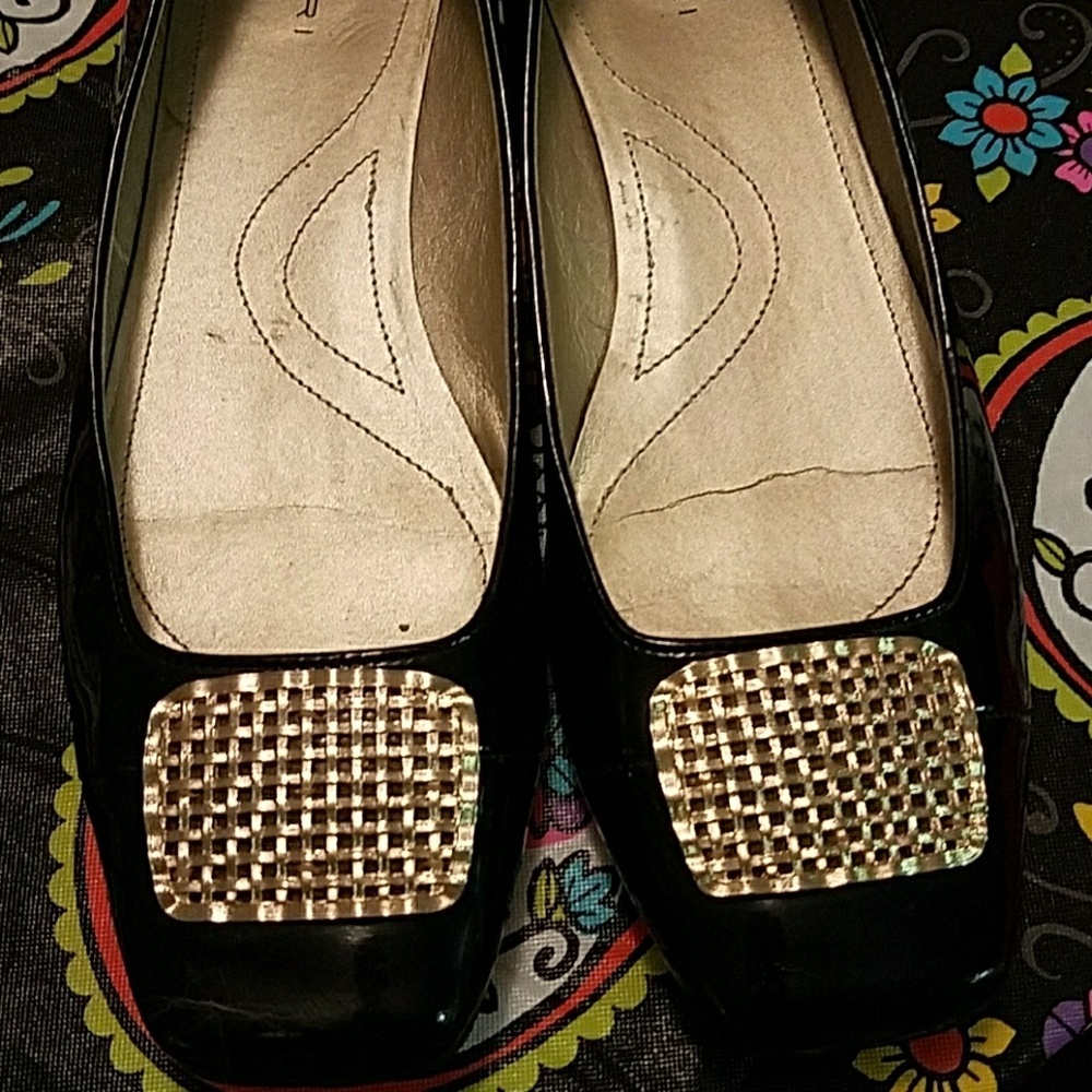 Tahari  Flats