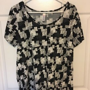 LuLaRoe L Classic Tee