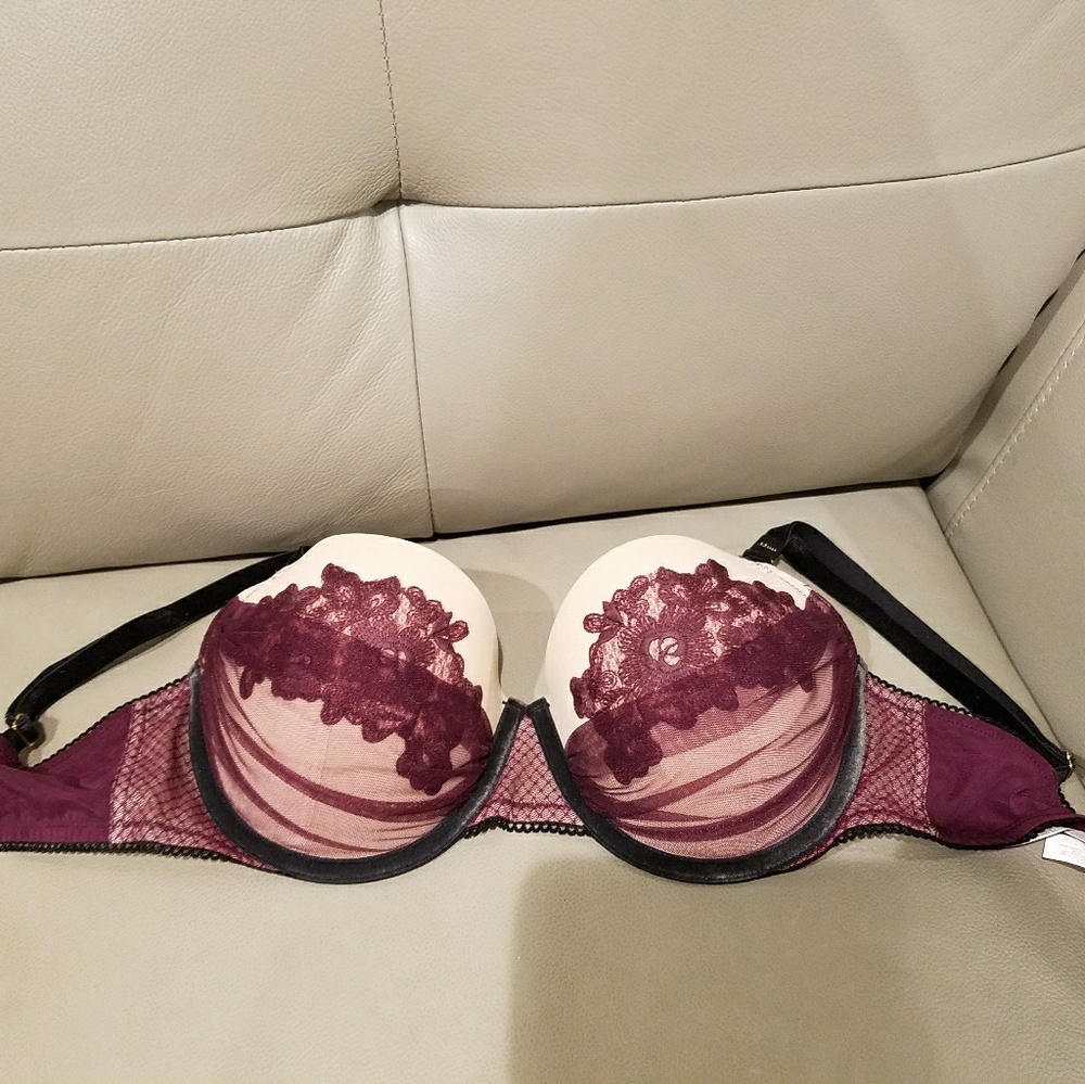 NEW VICTORIA'S SECRET BRA WITH TAGS