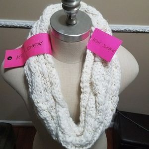 Betsey Johnson Ivory Pearl Power Snood