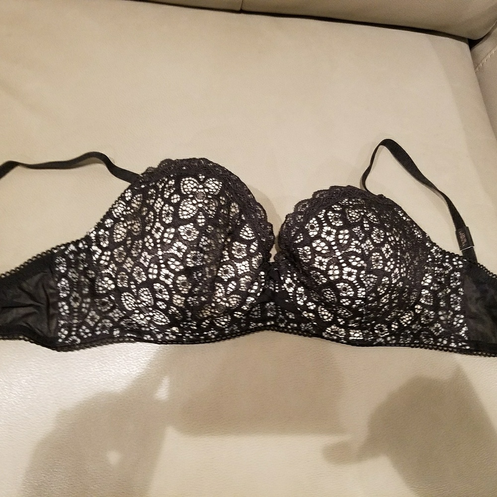 NEW VICTORIA'S SECRET BRA WITH TAGS