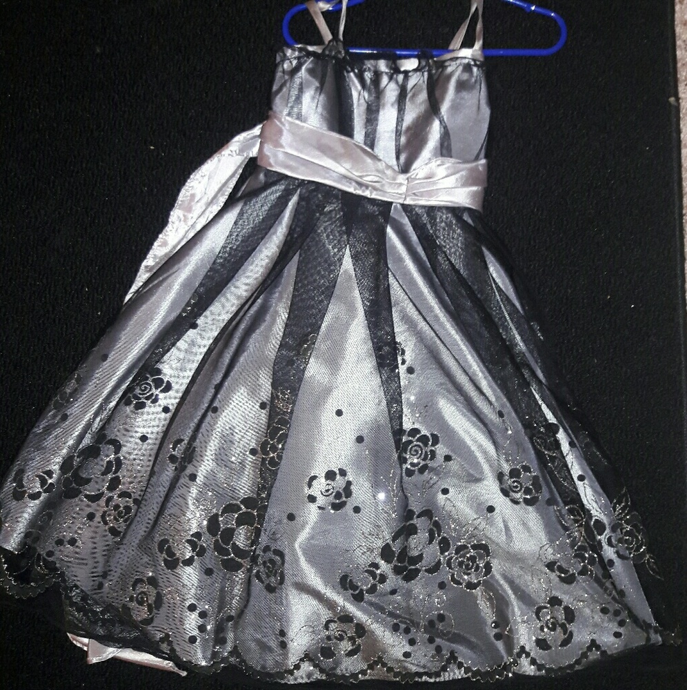 Beautiful children's dress size 5-6