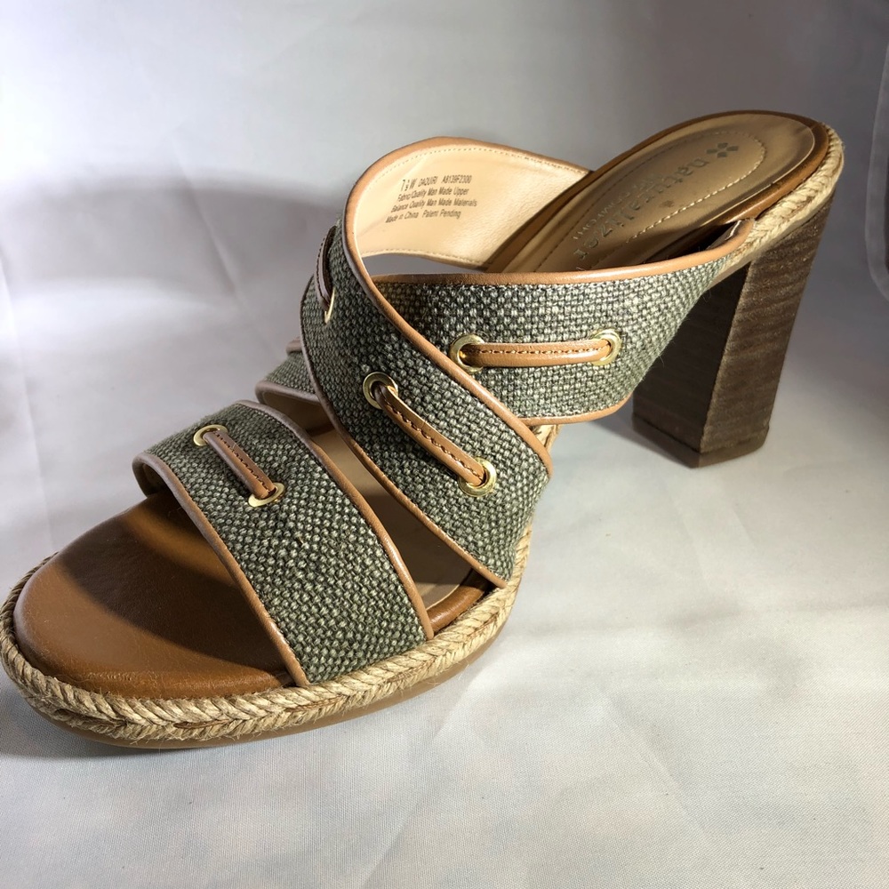 Naturalizer Light Olive Green Mules w/Gold Details Size 7.5 Wide