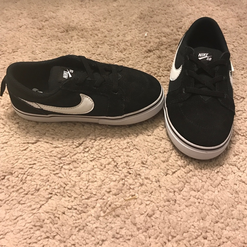 Toddler boys Nike black sneakers