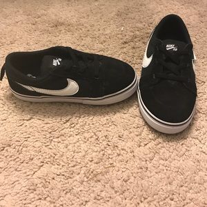 Toddler boys Nike black sneakers