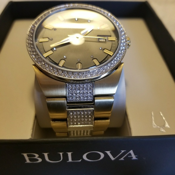 Men's Gold Bulova Timepiece - Picture 3 of 3
