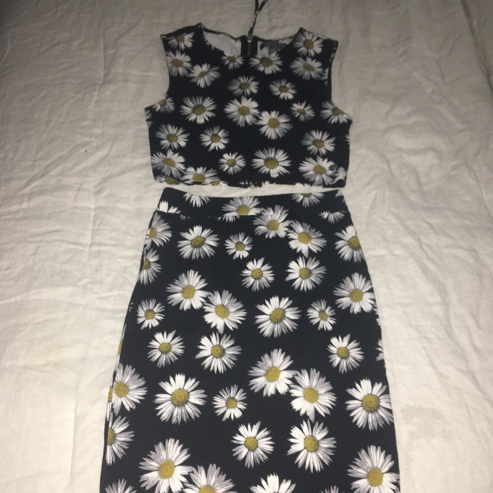 Kendall and Kylie Two piece outfit with daisies