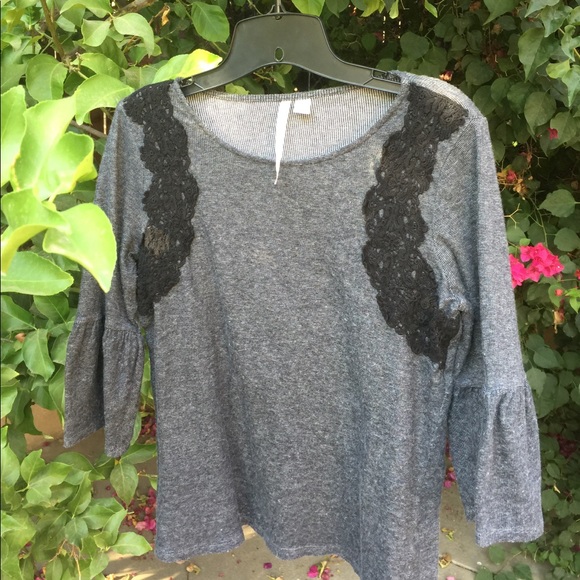 LC Lauren Conrad Tops - LC 3/4 bell sleeve top w/black embroidery