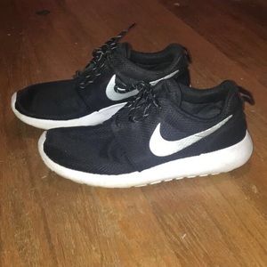 Black and white nike roshes