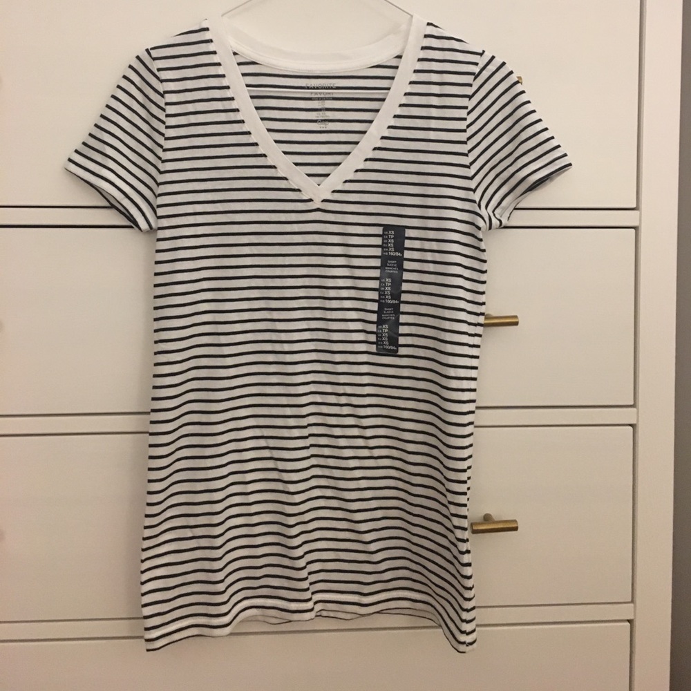 Short sleeve v neck tee