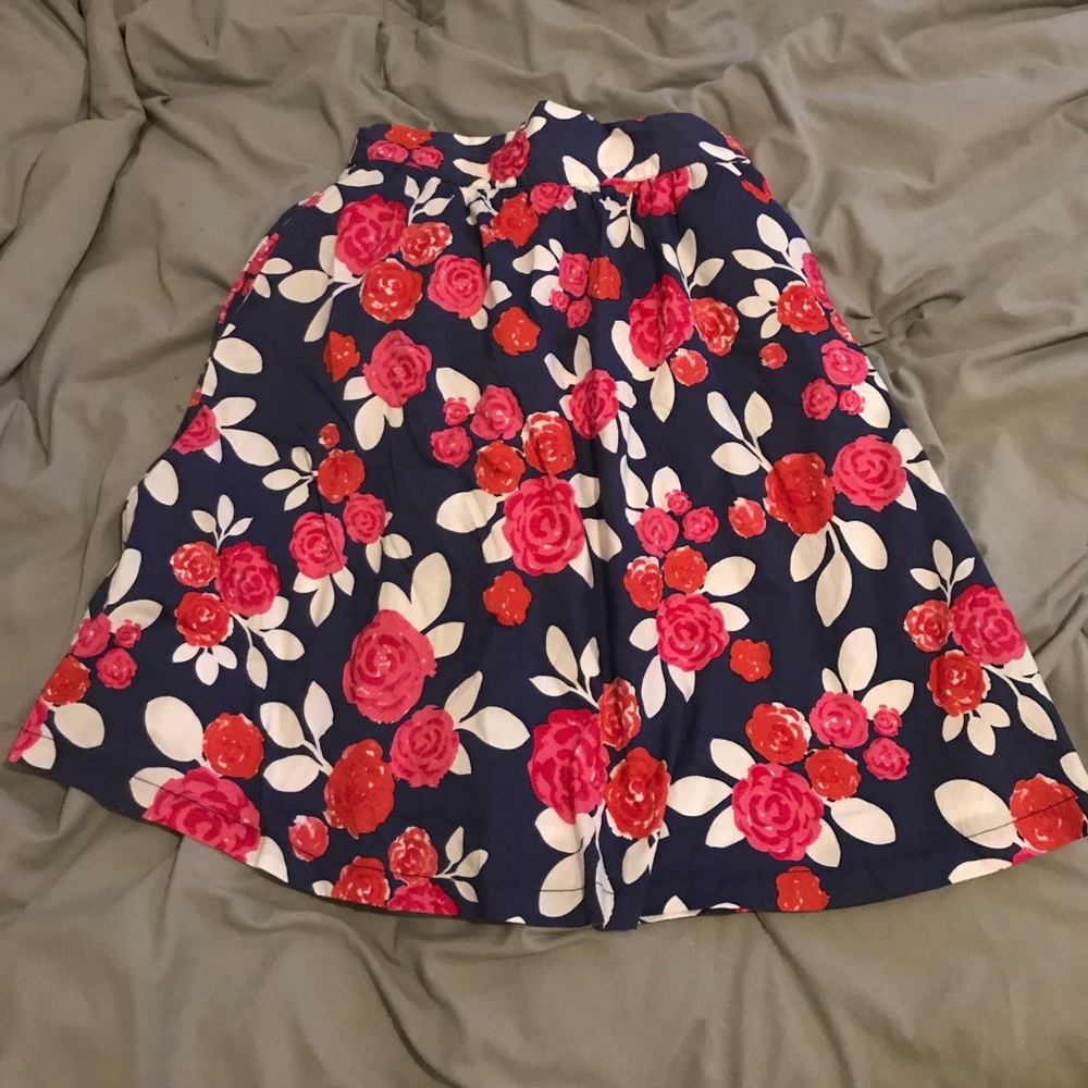 Midi length skirt with pockets