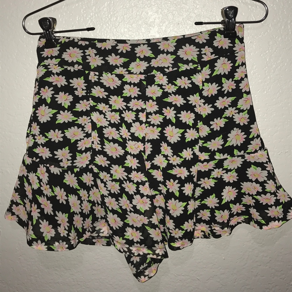 Daisy print shorts