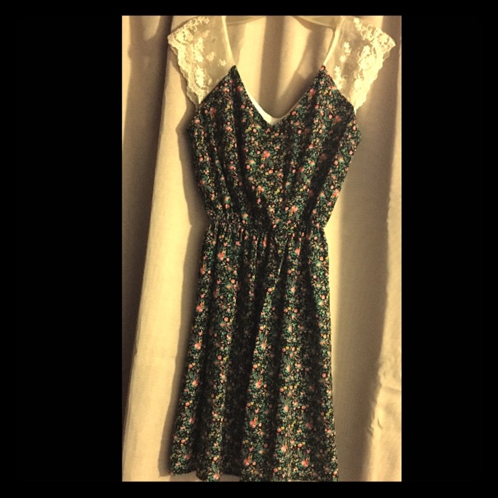 MAKE AN OFFER‼️Gilly Floral Juniors Dress S