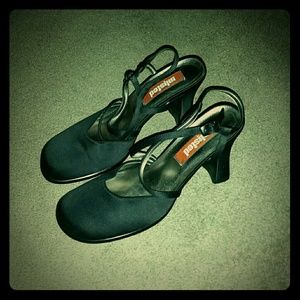 Black 3.5" round, closed toe heel