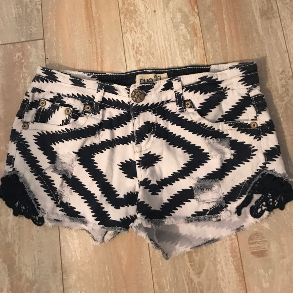 BRAND NEW Aztec shorts