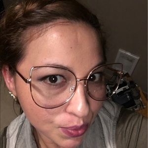 Meet your Posher, Nelida