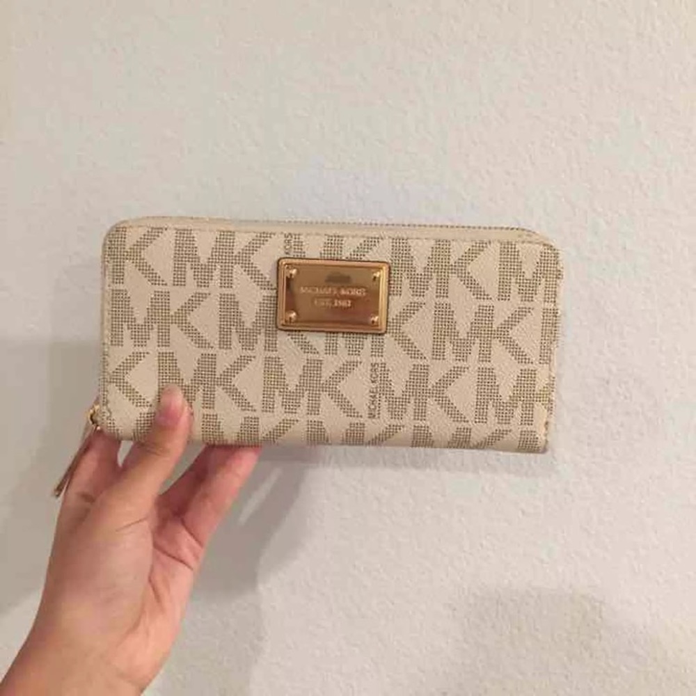 Michael Kors Jet Set logo wallet