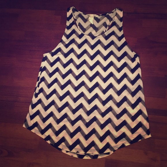 H&M chevron patterned black and white tank - Picture 1 of 3