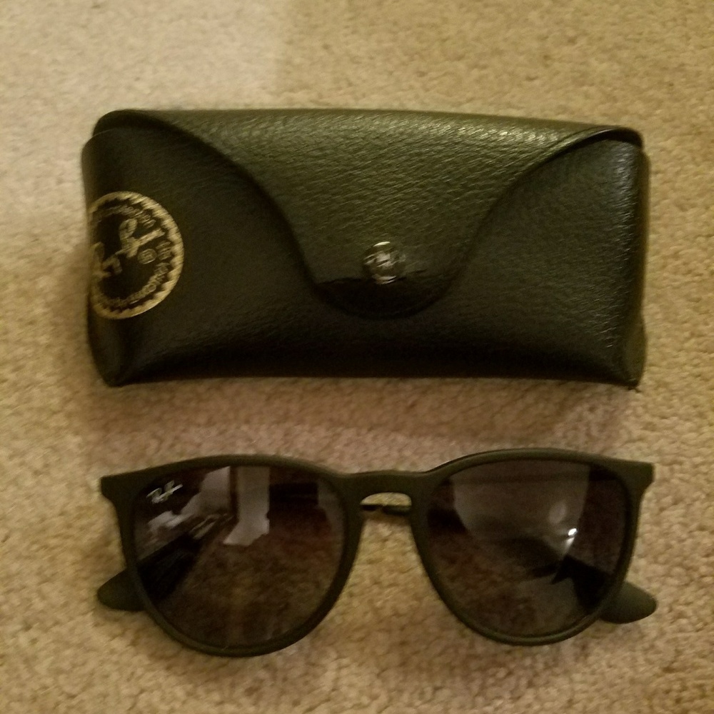 Ray-ban Erika sunglasses in matte black.