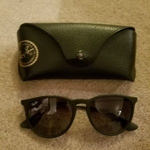 Ray-ban Erika sunglasses in matte black.