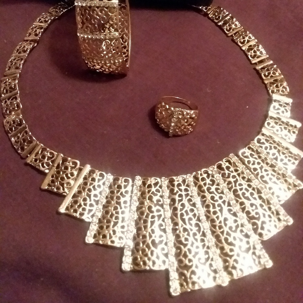 Beautiful 3p Gold & Diamond cut Set