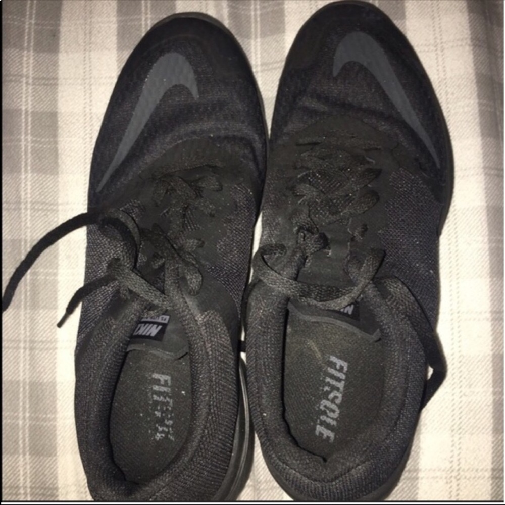 Black unworn Nike tennis shoes !
