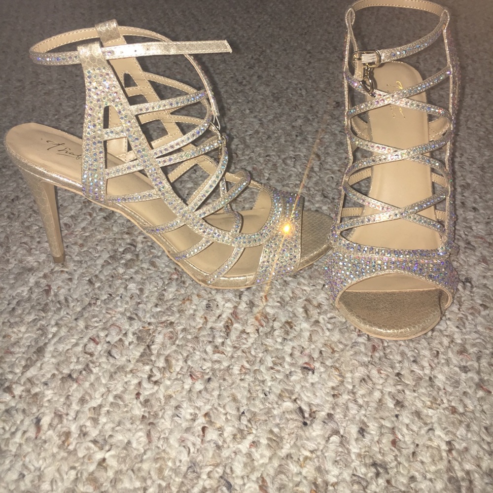 Formal embroidered gold heels *READ DESCRIPTION*