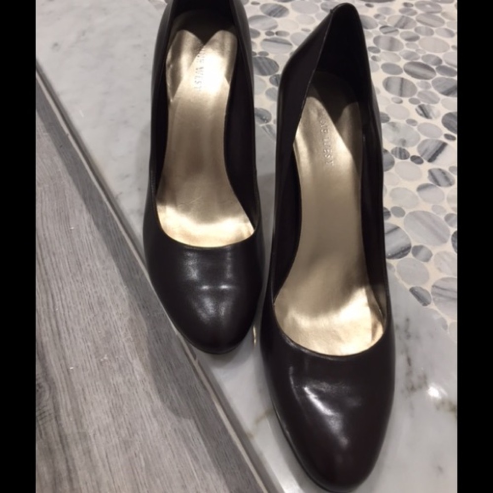 NINE WEST Round toe pump