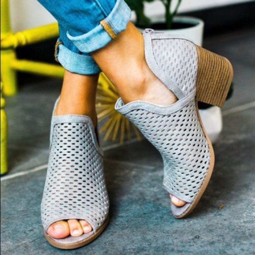 Last pair! Perforated cut Gray bootie - Picture 3 of 4