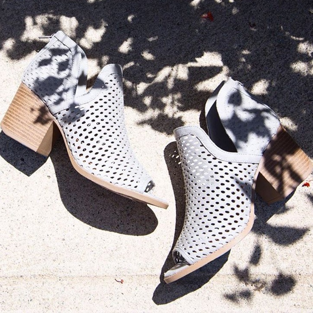 Last pair! Perforated cut Gray bootie - Picture 4 of 4