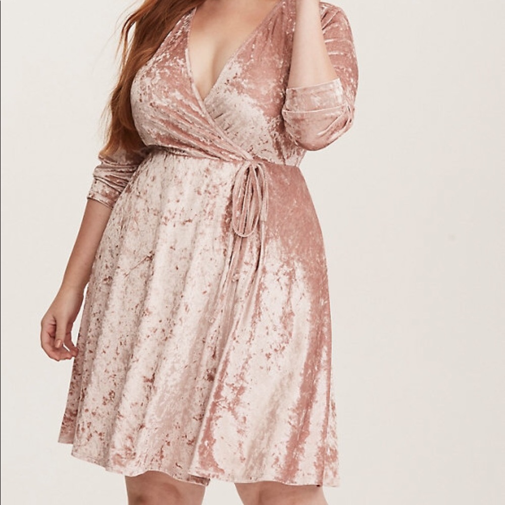 HOST PICK! 🎉🎊Velvet Wrap Dress