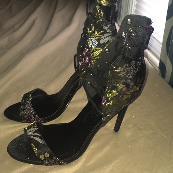 Woman heels - Picture 3 of 5