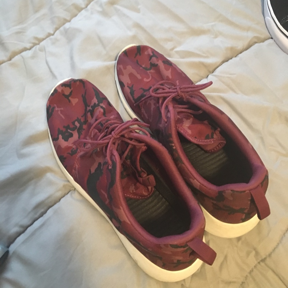 Nike roshe burgundy camo