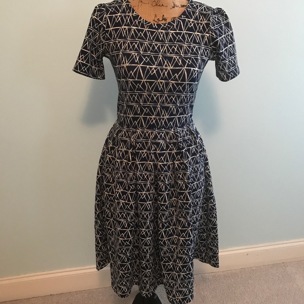Small LuLaRoe Amelia dress with pockets
