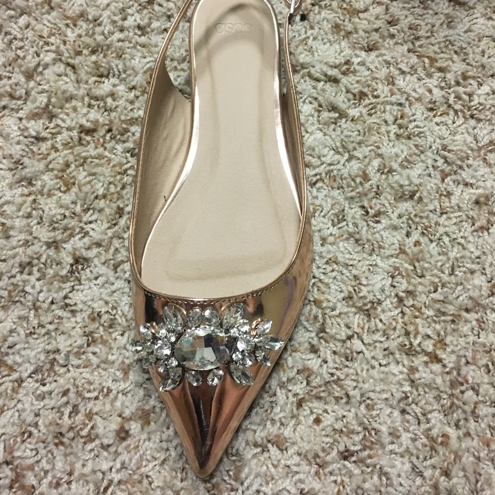 Metallic pointy toe slug back flat